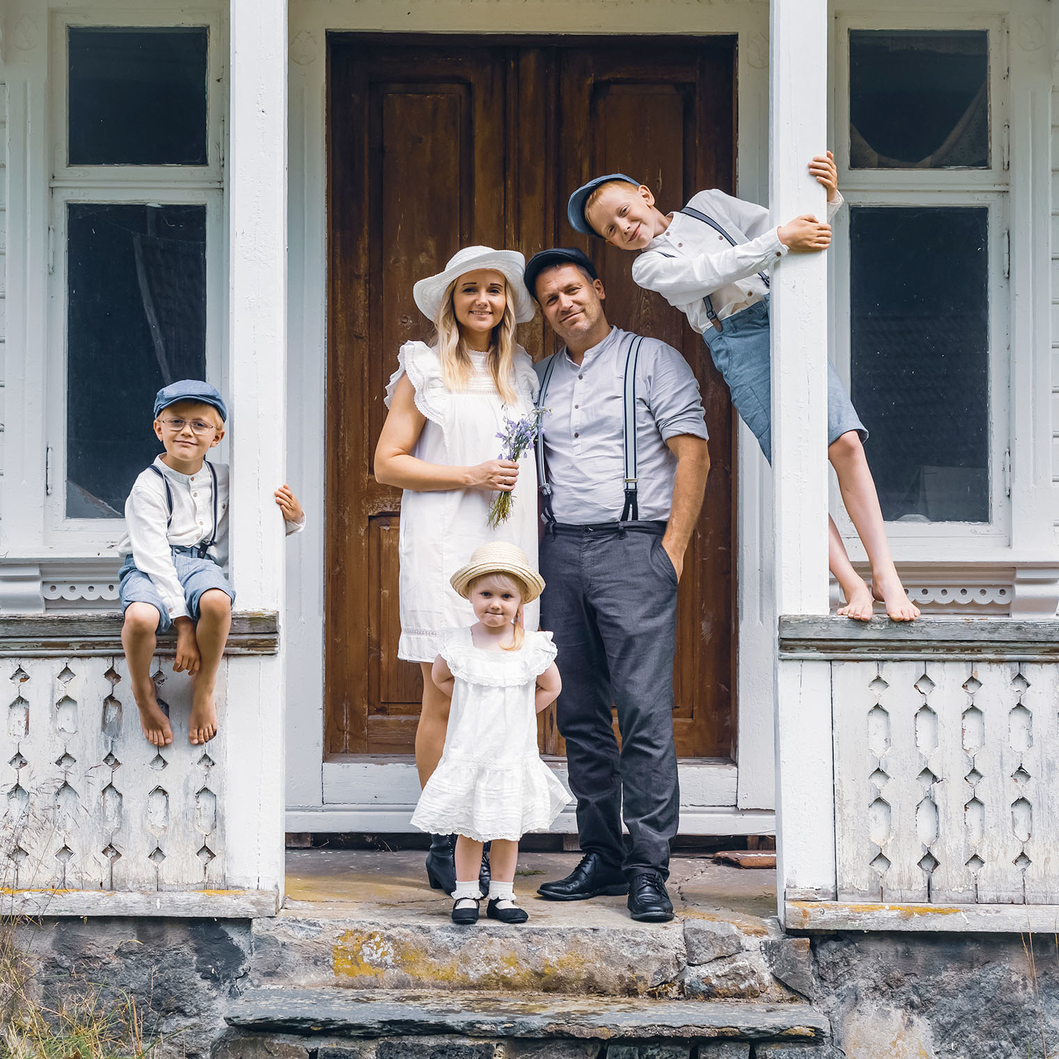 Foto: Familien Hommeland utenfor inngangspartiet til huset sitt.